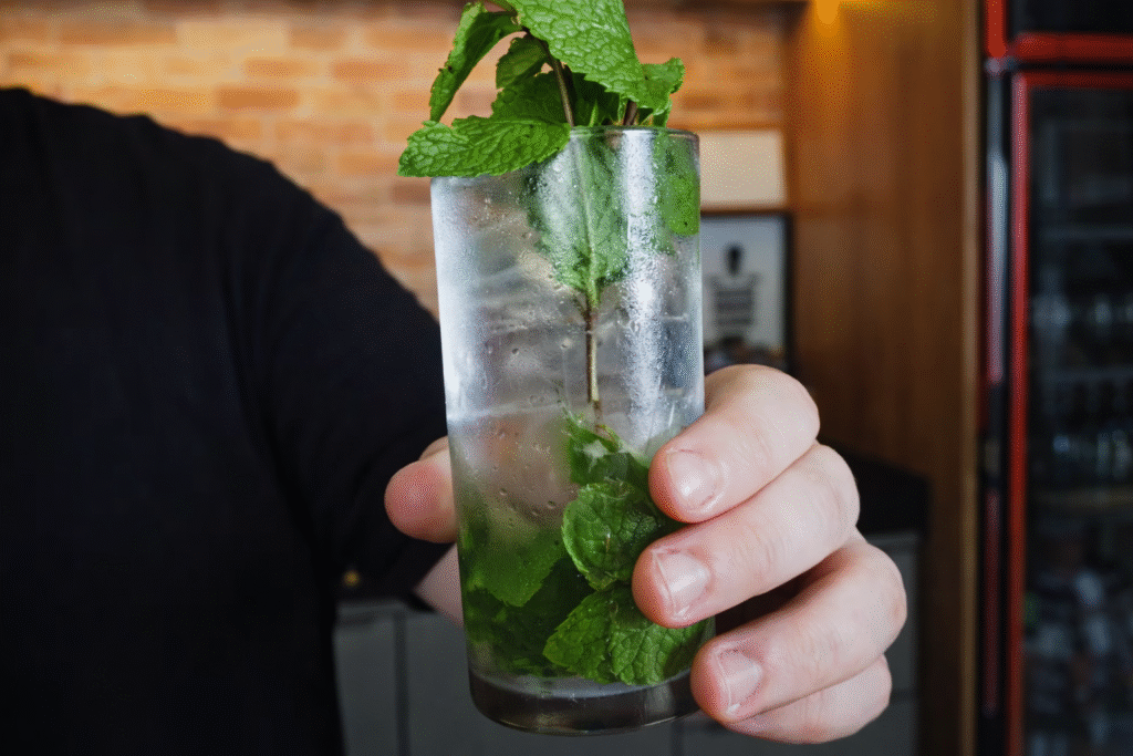 ChatGPT-Image-19-de-fev.-de-2026-10_24_16-1024x683 Mojito de cachaça: Perfeito para o churrasco