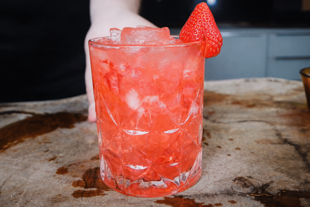 ChatGPT-Image-19-de-fev.-de-2026-19_19_46-1-1024x683 Caipirinha de Morango com Cachaça: Clássica, Fácil e Brasileira
