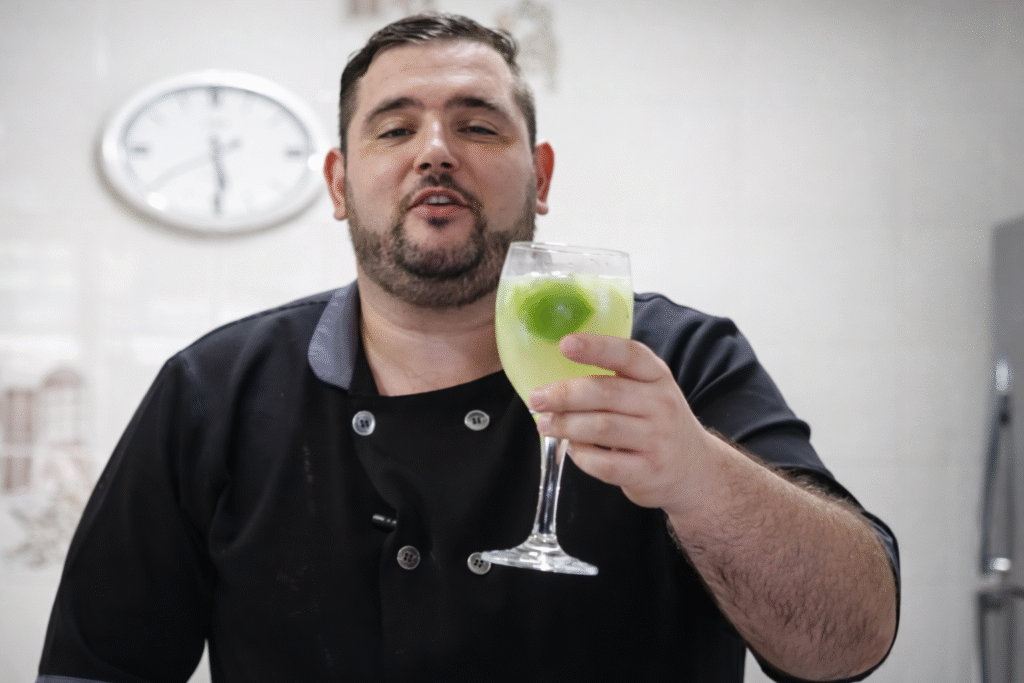 Chef-PV-Show-no-inicio-de-carreira-fazendo-uma-sakerinha-de-limao-1-1024x683 Sakerinha de Limão: Receita Simples, Refrescante e Perfeita para Seu Evento