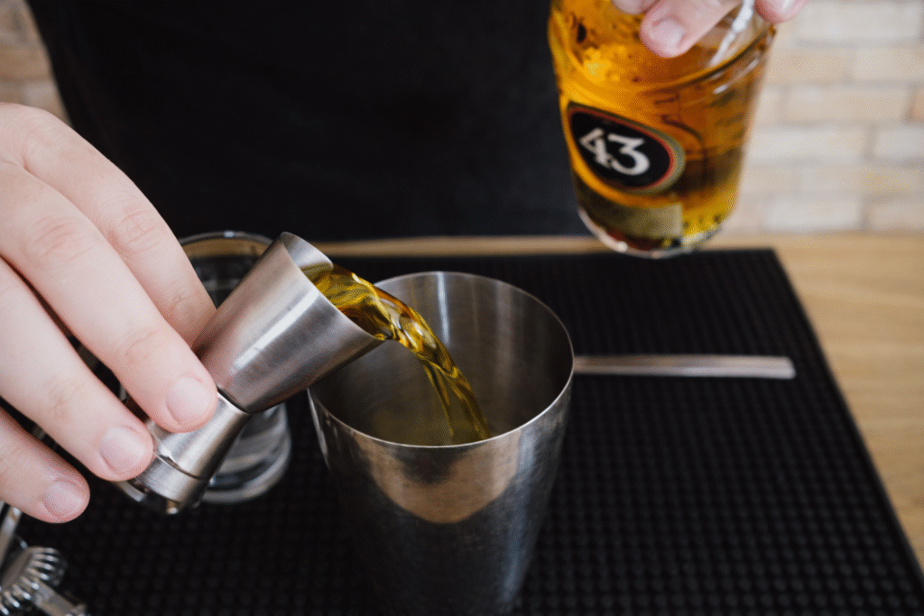 Licor-43-para-fazer-uma-bomba-espanhola-1024x683 Bomba Espanhola com Licor 43: Drink Cremoso e Diferente