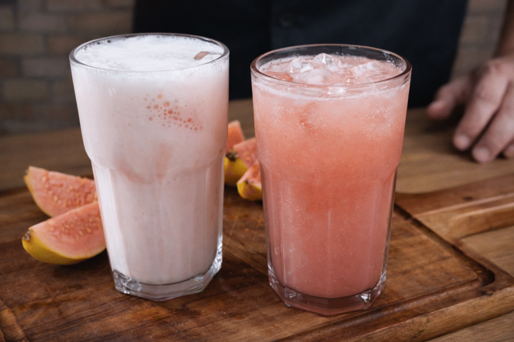 Suco-de-goiaba-na-versao-com-agua-e-na-versao-com-leite-1024x683 Suco de Goiaba: 2 Jeitos de Fazer (Natural com Água e Cremoso com Leite)