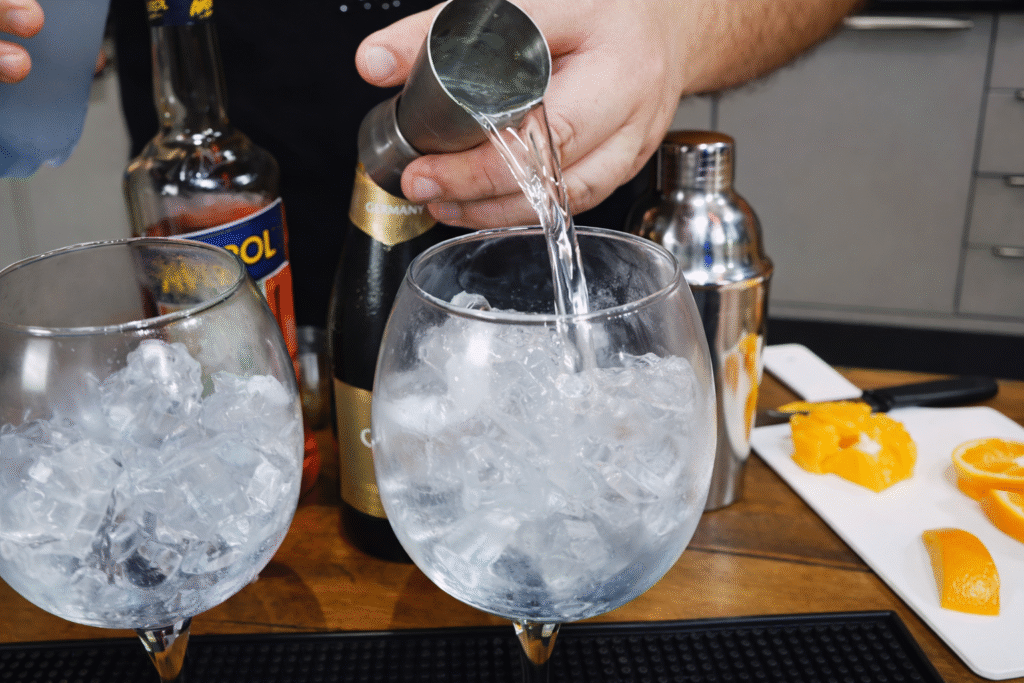 agua-com-gas-e-um-dos-ingredientes-do-Aperol-spritz-1024x683 Aperol Spritz: Receita Original, História e Dicas para um Drink Perfeito