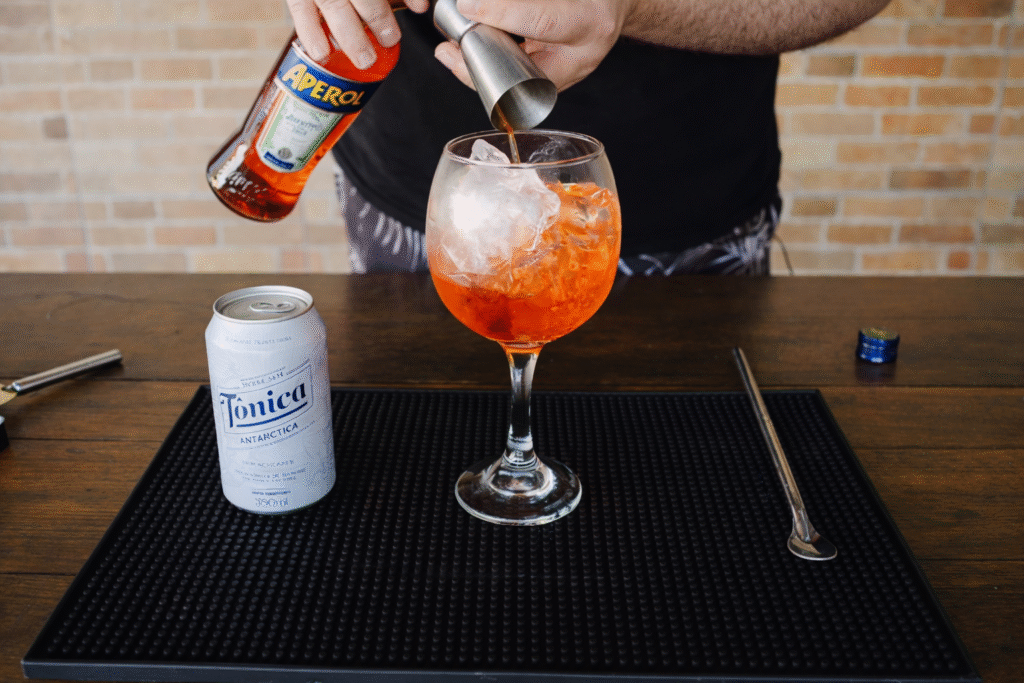 aperol-tonica-1024x683 Aperol: História, Curiosidades e Duas Receitas para Incluir no Seu Cardápio