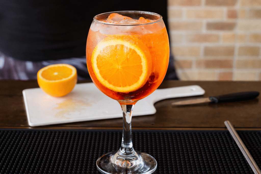 aperol-tonica-do-chef-pv-show-1-1024x683 Aperol: História, Curiosidades e Duas Receitas para Incluir no Seu Cardápio