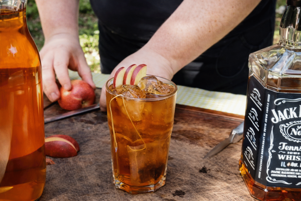 apple-jack-do-chef-pv-show-2-1024x683 Apple Jack Drink: Jack Daniel’s com Chá de Frutas Vermelhas e Suco de Maçã