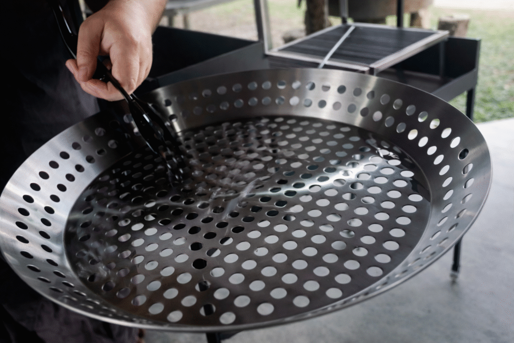 assadeira-perfurada-perfeita-para-parrilla-1024x683 PARRILLA: TUDO QUE VOCÊ PRECISA SABER | sobre o equipamento