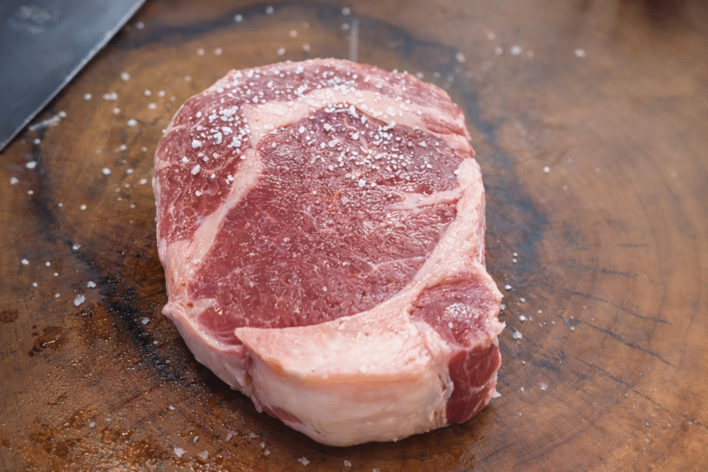 bife-ancho-de-qualidade-incomparavel-1024x683 Bife Ancho na Parrilla com Pão de Alho de Alho Assado: Churrasco com Carne Marmorizada