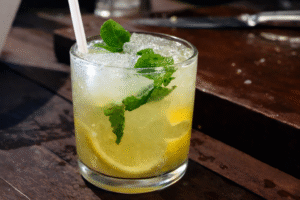 caipirinha de limão com manjericão