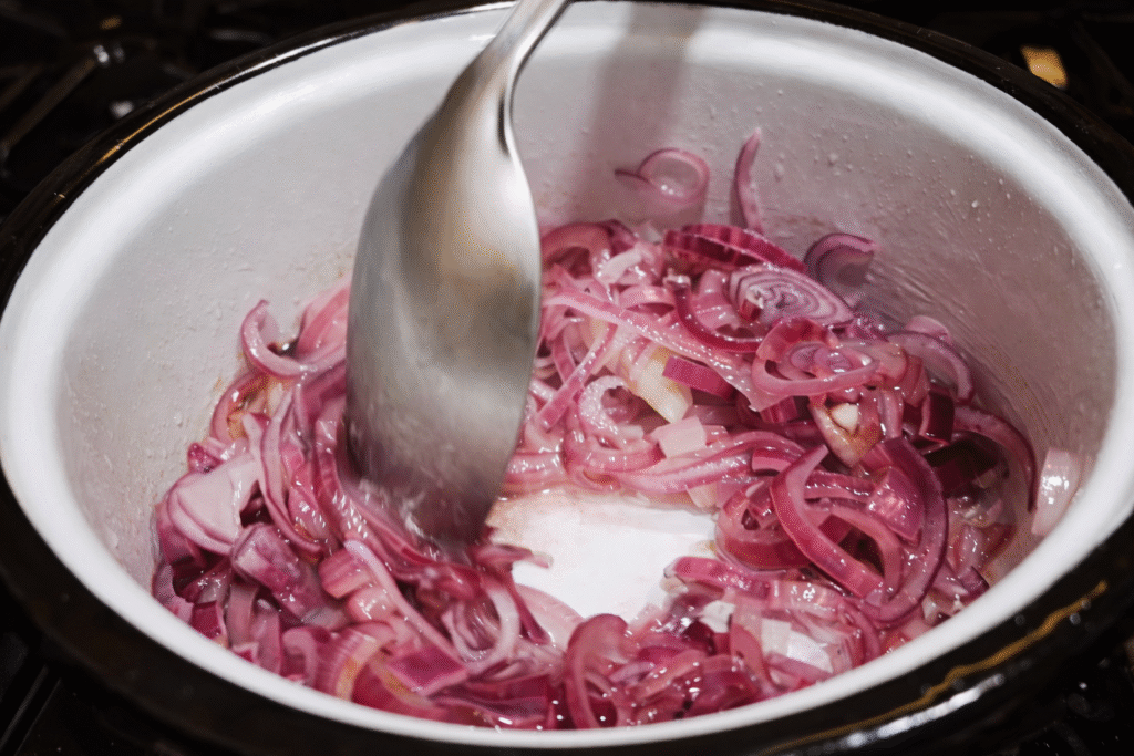 cebola-refogando-para-farofa-1024x683 Picanha Suína na Frigideira com Farofa de Cebola Tostada