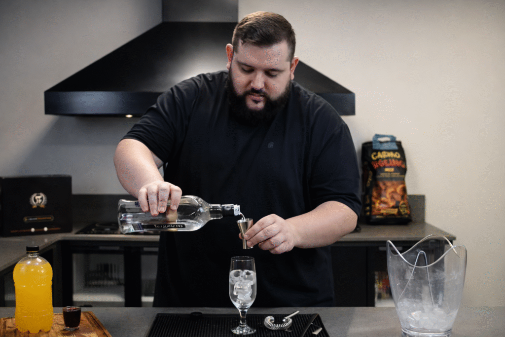 chef-pv-show-adicionando-tequila-ao-copo-1-1024x683 Tequila Sunrise: Drink Fácil e Rápido com Apenas 3 Ingredientes