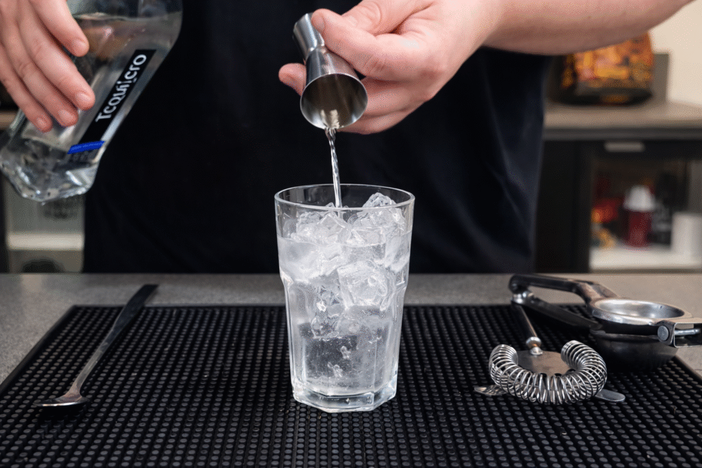 chef-pv-show-adicionando-tequila-ao-drink-batanga-1024x683 Batanga: Drink Mexicano com Tequila e Coca-Cola