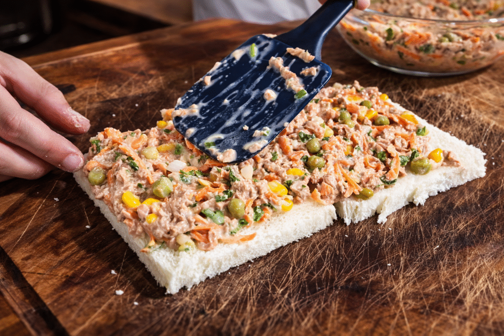 chef-pv-show-colocando-recheio-na-torta-fria-de-atum-1024x683 Torta fria de atum com pão de forma e maionese