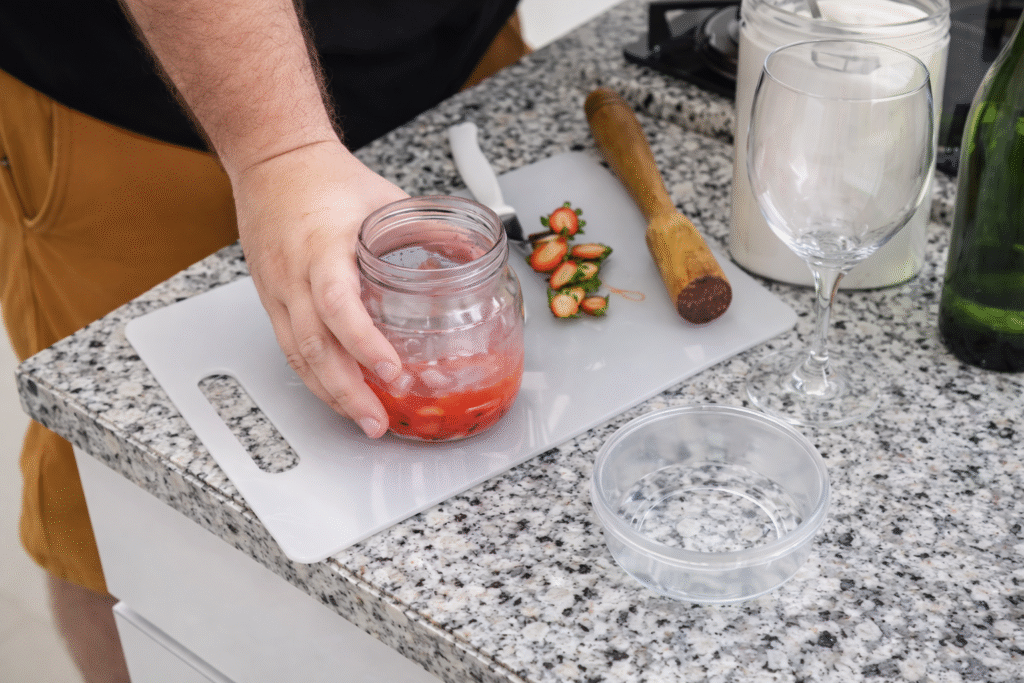 chef-pv-show-fazendo-saquerinha-de-morango--1024x683 Saquerinha de Morango: Drink Exótico, Doce e Fácil de Fazer