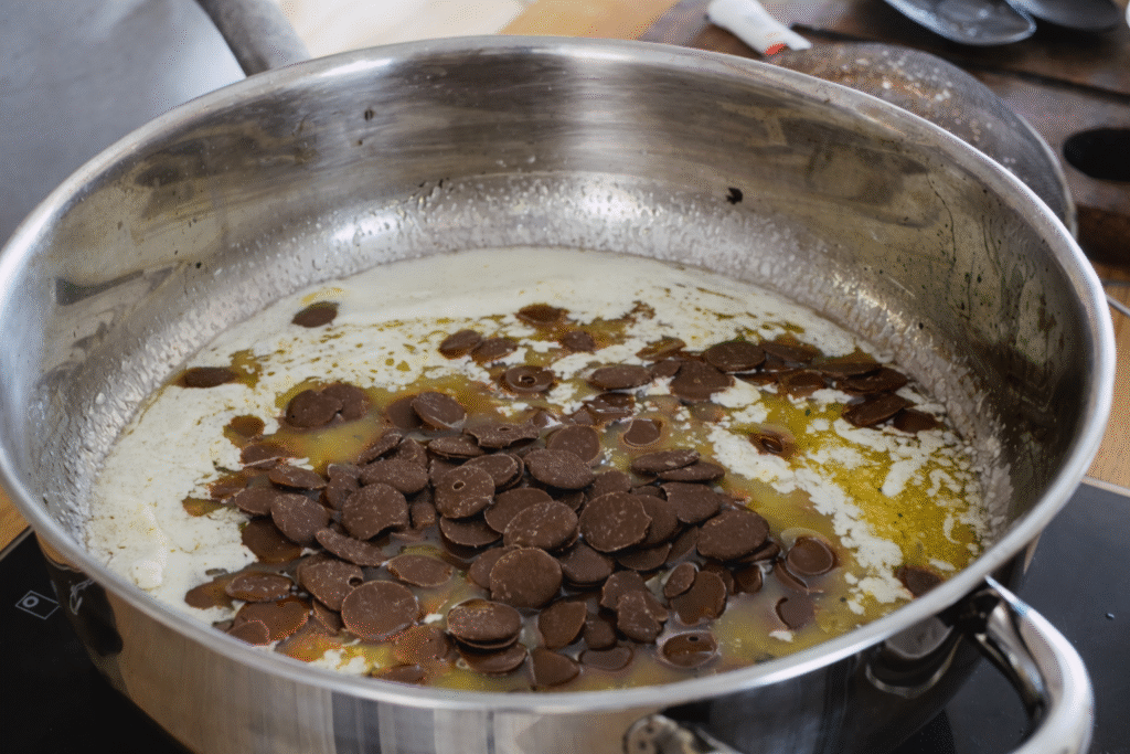 chocolate-sendo-derretido-para-brownie-1024x683 Brownie perfeito: casquinha crocante por fora e massa densa por dentro