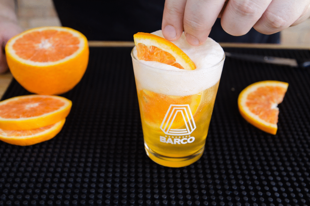 coquetel-laranja-mecanica-2-1-1024x683 Laranja Mecânica com Licor 43 e Cerveja IPA: Drink Fácil e Surpreendente