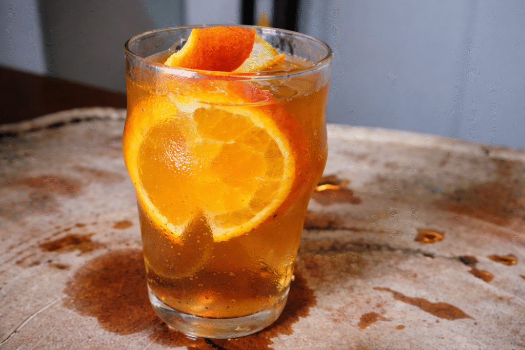 coquetel-tarzan-1-1-1024x683 Drink Tarzan: A Mistura Universitária com Cachaça, Guaraná e Laranja