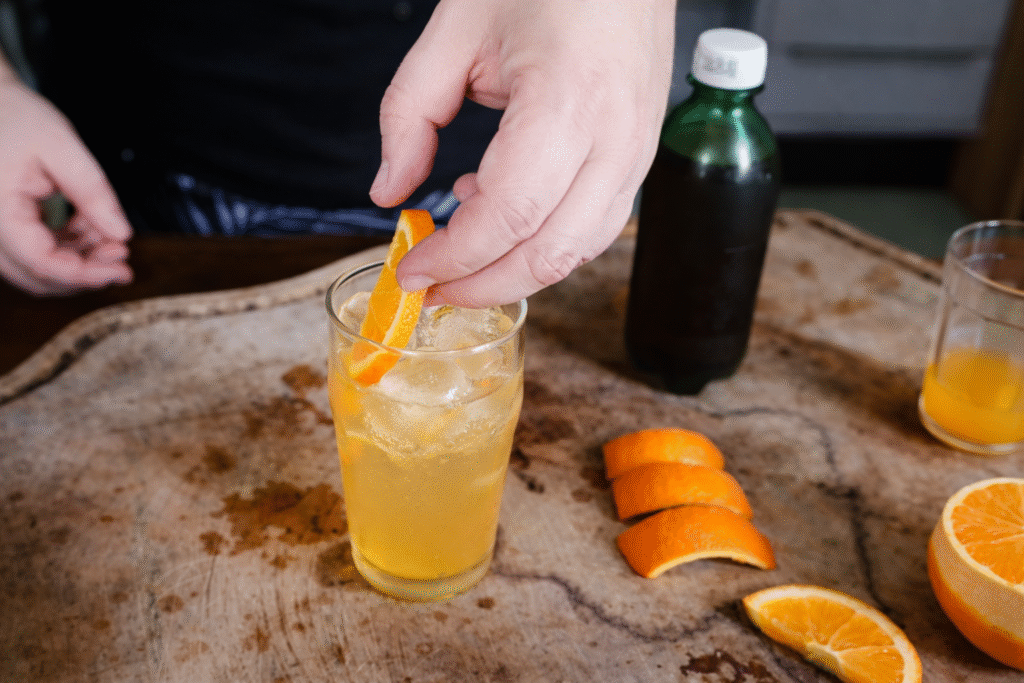 coquetel-tarzan-2-1024x683 Drink Tarzan: A Mistura Universitária com Cachaça, Guaraná e Laranja