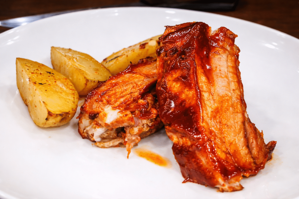 costelinha-ao-barbecue-com-batatas-1024x683 Costelinha de Porco ao Barbecue no Forno (Minha Versão!)