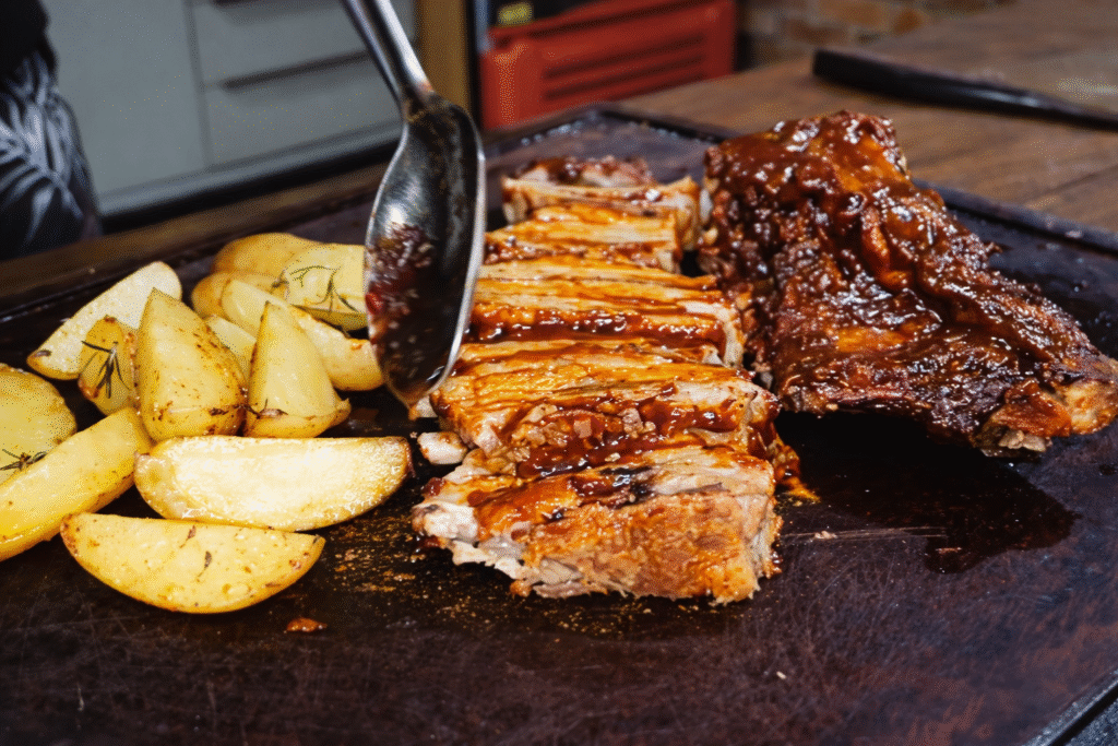 costelinha-suina-assada-com-batatas-1024x683 Costelinha de Porco ao Barbecue no Forno (Minha Versão!)