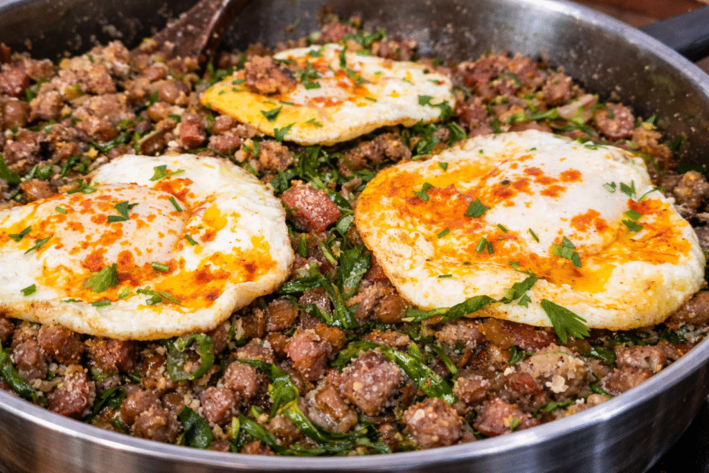 depois-de-todos-os-ingredientes-combinados-ovo-de-gema-mole-finaliza-o-feijao-tropeiro-1-1024x683 Feijão tropeiro: receita completa, crocante e cheia de sustância