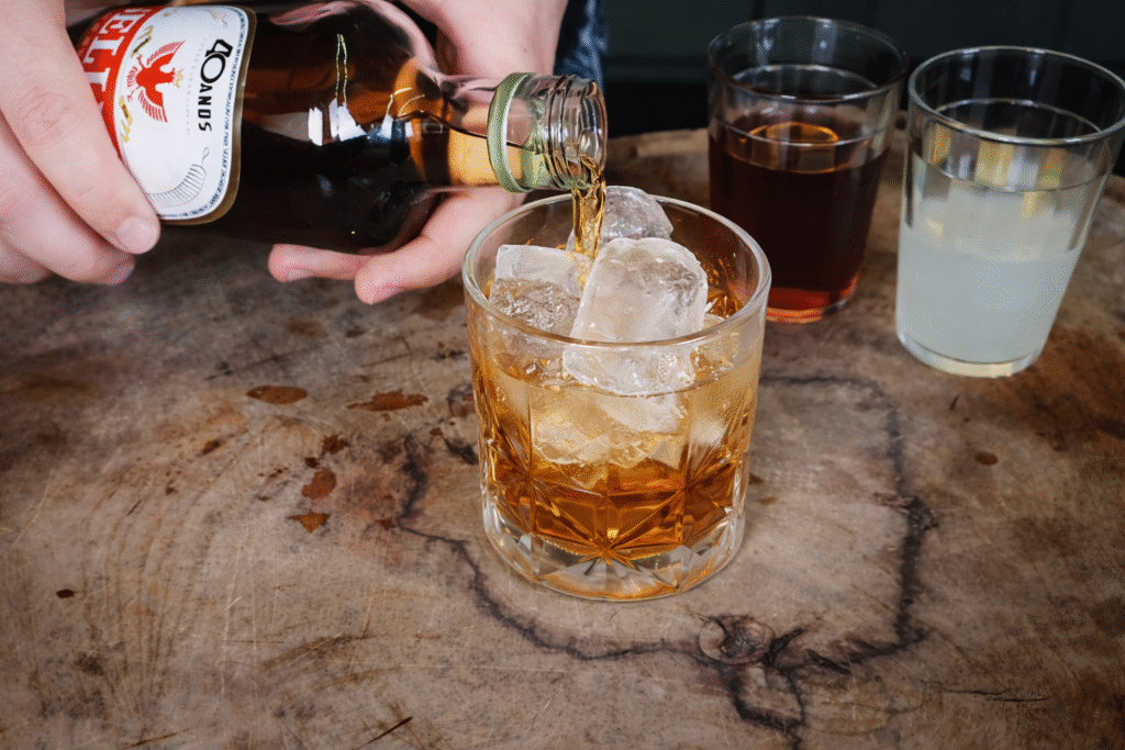 drink-bombeirinho-2-1024x683 Bombeirinho: O Drink Clássico Carioca dos Anos 80