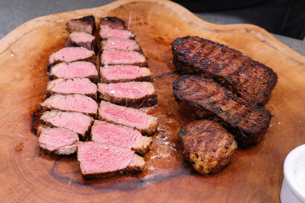 e-ai-e-so-esperar-ela-obter-esse-pontinho-rosado-e-degustar-1024x683 Picanha Selada na Parrilla: Técnica para Gordura Crocante e Carne Suculenta