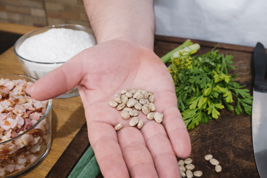 feijao-carioquinha-sendo-usado-para-fazer-um-tropeiro-1024x683 Feijão tropeiro: receita completa, crocante e cheia de sustância