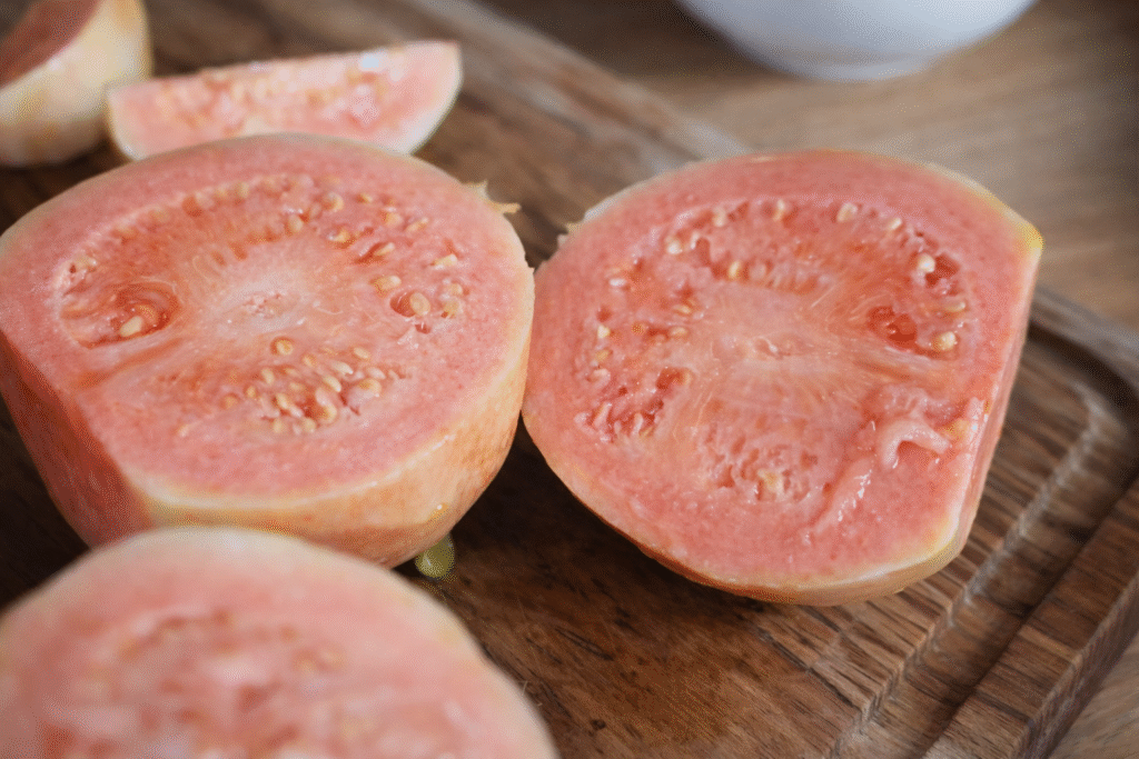 goiabas-sao-excelentes-para-a-preparacao-de-sucos-1024x683 Suco de Goiaba: 2 Jeitos de Fazer (Natural com Água e Cremoso com Leite)