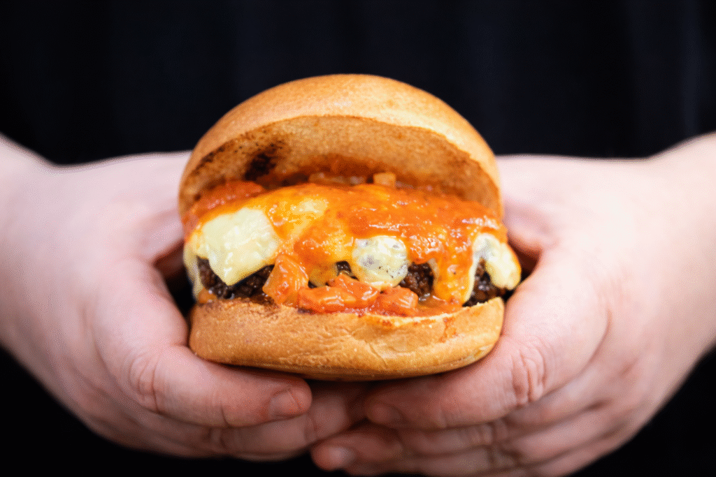 hamburguer-de-fraldinha-com-molho-de-pimentoes-e-gorgonzola-1024x683 Hambúrguer de Fraldinha na Brasa com Molho de Gorgonzola e Pimentão Tostado