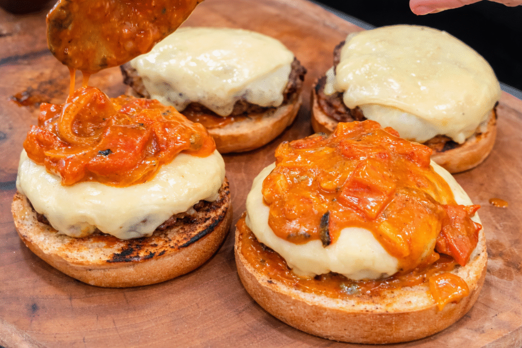 hamburguer-que-abraca-com-gorgonzola-e-pimentao-1-1024x683 Hambúrguer de Fraldinha na Brasa com Molho de Gorgonzola e Pimentão Tostado