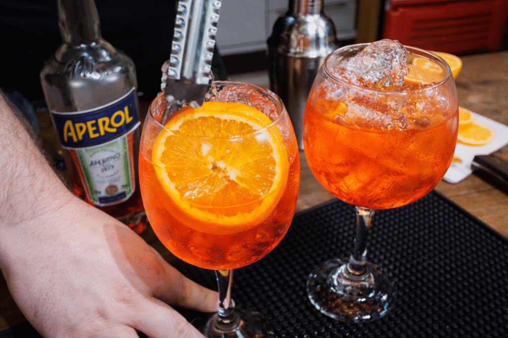 laranja-e-sempre-uma-guarnicao-bonita-para-harmonizar-com-aperol-1024x683 Aperol Spritz: Receita Original, História e Dicas para um Drink Perfeito
