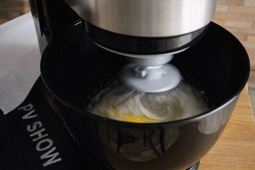 massa-do-brownie-comecando-a-bater-1024x683 Brownie perfeito: casquinha crocante por fora e massa densa por dentro