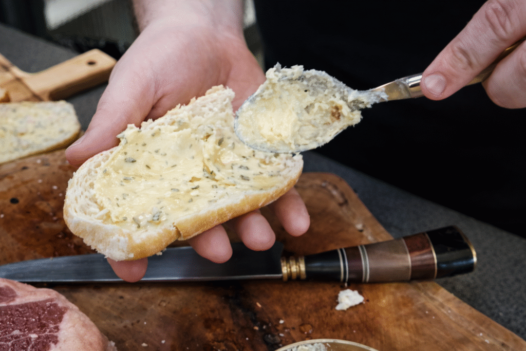 pao-de-alho-com-manteiga-ao-modo-raiz-na-parrilla-1024x683 Bife Ancho na Parrilla com Pão de Alho de Alho Assado: Churrasco com Carne Marmorizada