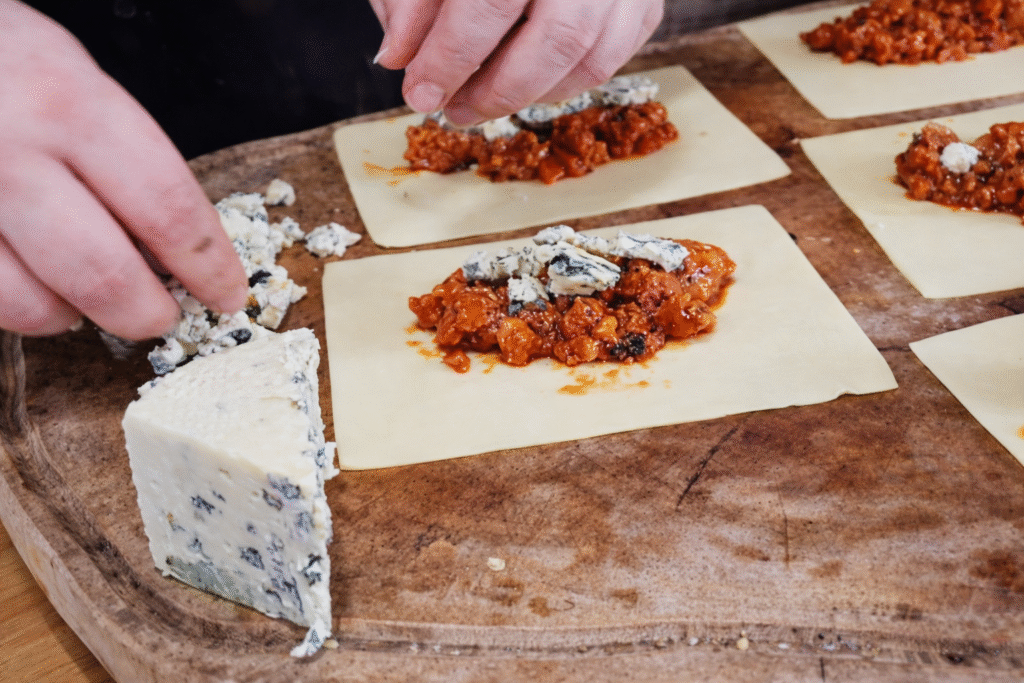 pastel-de-linguica-com-gorgonzola-2-1024x683 Pastel de Linguiça com Molho de Tomate e Gorgonzola: Recheio Diferente e Marcante