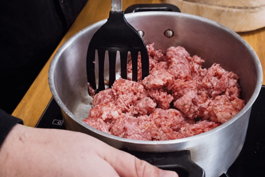 pastel-de-linguica-com-gorgonzola-3-1024x683 Pastel de Linguiça com Molho de Tomate e Gorgonzola: Recheio Diferente e Marcante