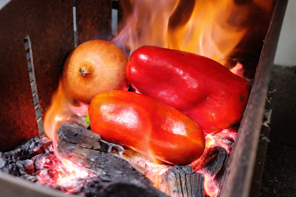 pimentao-tostado-direto-na-brasa-ganha-docura-e-suculencia-1024x683 Hambúrguer de Fraldinha na Brasa com Molho de Gorgonzola e Pimentão Tostado