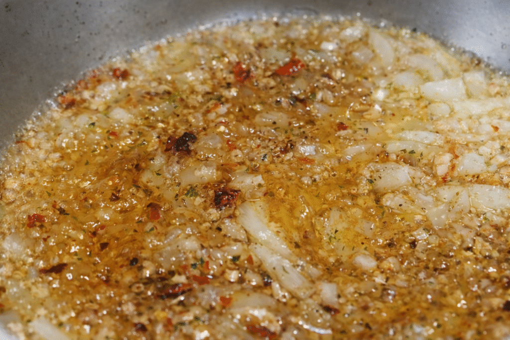 refogado-base-com-manteiga-e-ervas-para-farofa-de-ovas-1024x683 Farofa de Ova: Acompanhamento Perfeito para Peixe e Frutos do Mar