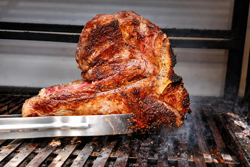 t-bone-acertando-o-ponto-na-parrilla-1024x683 T-Bone na Parrilla com Legumes Grelhados: Carne Suculenta e Acompanhamento Perfeito