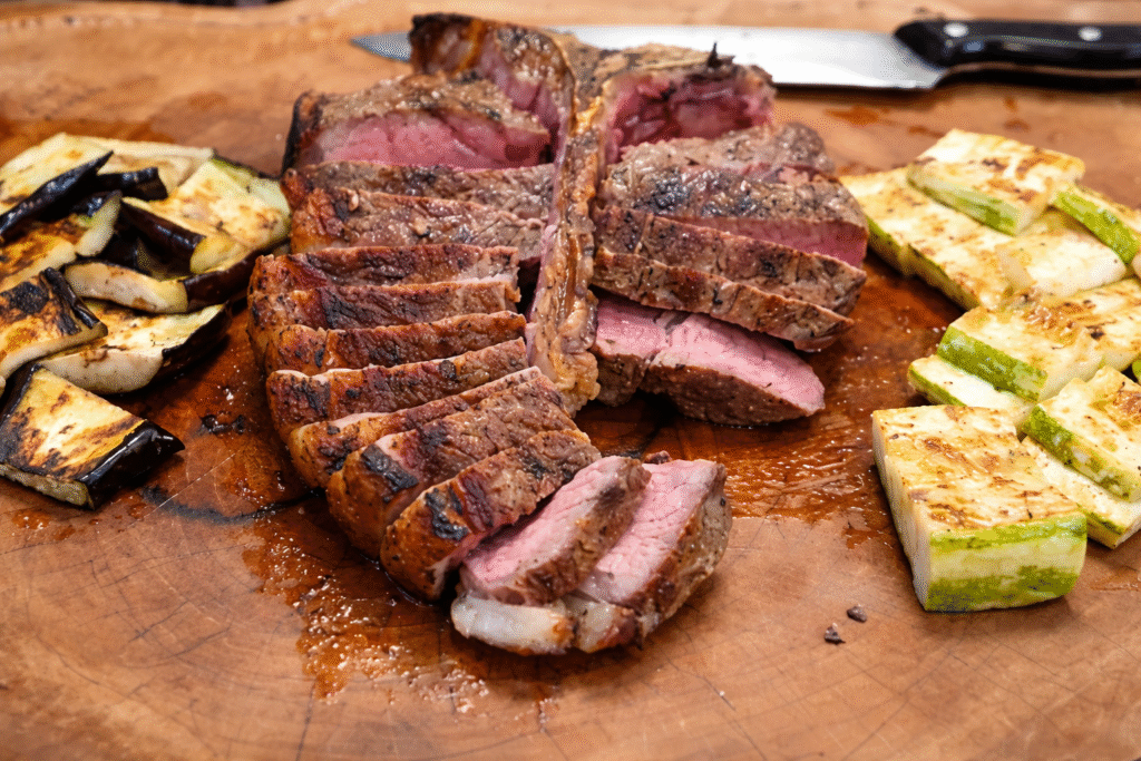 t-bone-com-legumes-grelhados-1-1024x683 T-Bone na Parrilla com Legumes Grelhados: Carne Suculenta e Acompanhamento Perfeito