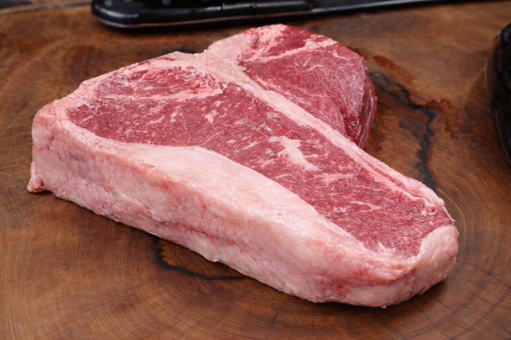 t-bone-pronto-para-ser-assado-1024x683 T-Bone na Parrilla com Legumes Grelhados: Carne Suculenta e Acompanhamento Perfeito