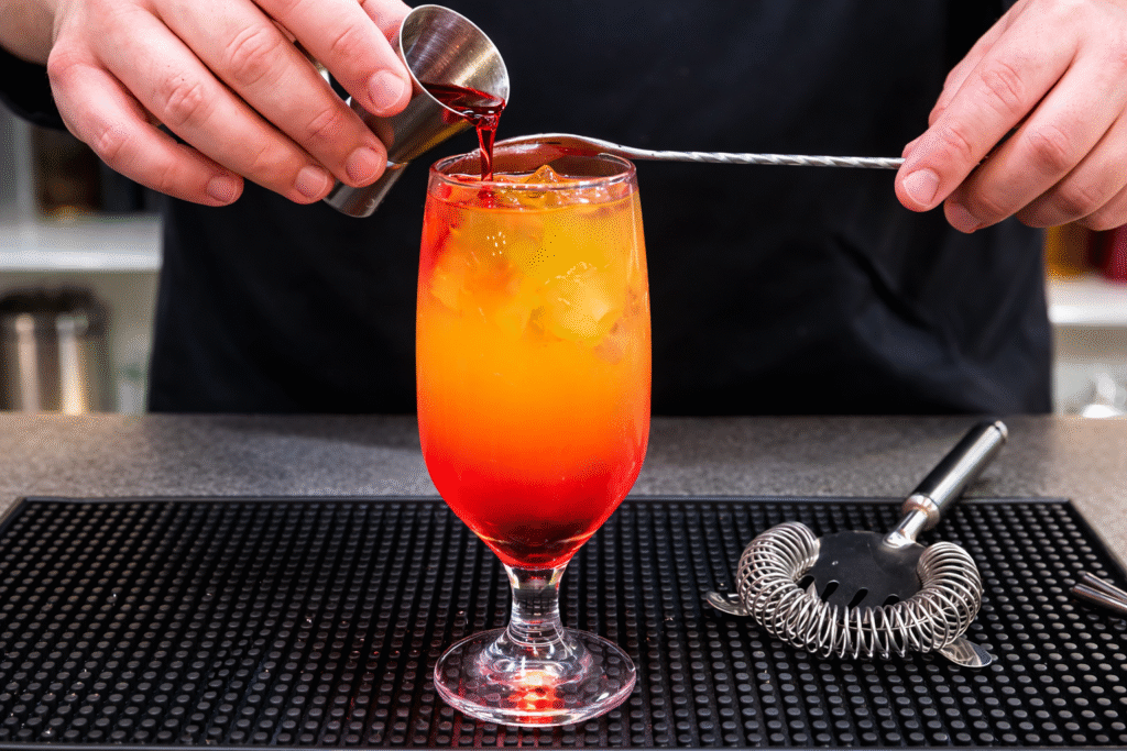 tequila-sunrise-sendo-preparada-1-1024x683 Tequila Sunrise: Drink Fácil e Rápido com Apenas 3 Ingredientes