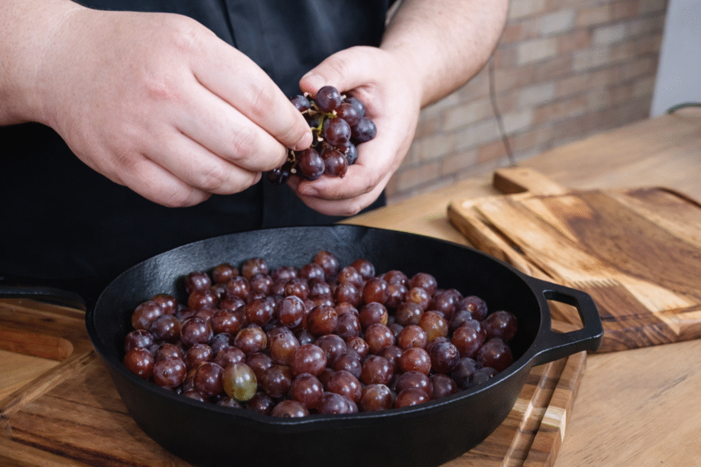 uvas-indo-para-a-panela-para-fazer-o-suco-integral-1024x683 Suco de Uva Integral: Como Fazer e Benefícios para a Saúde