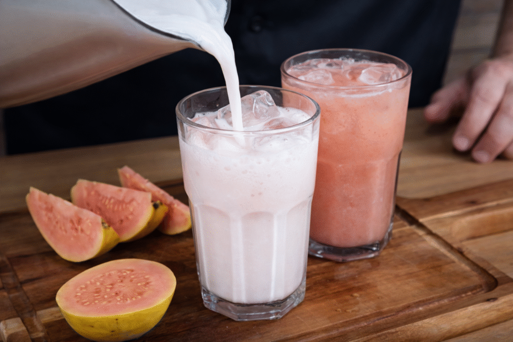 voce-pode-fazer-suco-de-goiaba-na-versao-cremosa-com-leite-1-1024x683 Suco de Goiaba: 2 Jeitos de Fazer (Natural com Água e Cremoso com Leite)