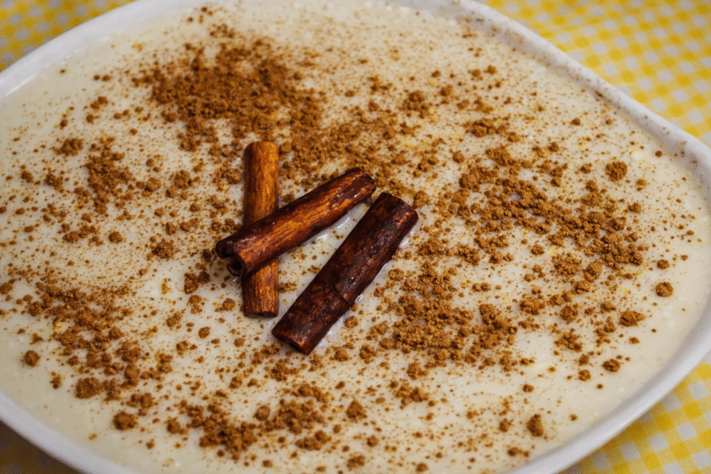 A-CANELA-E-UMA-COMBINACAO-PERFEITA-PARA-A-CANJICA-1024x683 Canjica Cremosa de Festa Junina: Receita Tradicional e Fácil