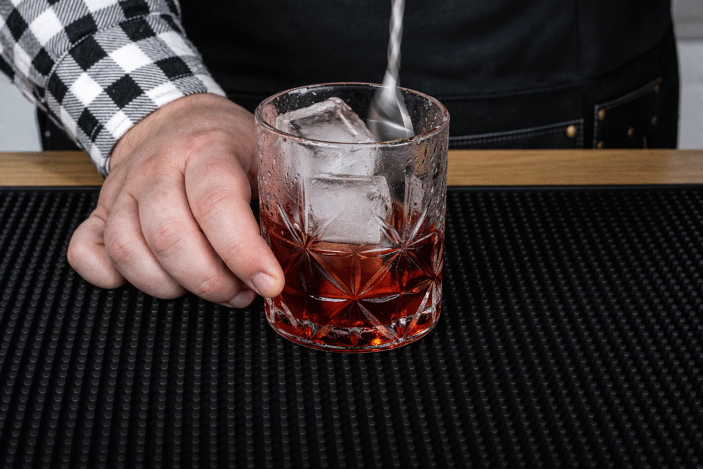 CAMPARI-NO-COPO-PARA-O-DRINK-AMERICANO-1024x683 Drink Americano com Campari: Receita Clássica, Refrescante e Fácil