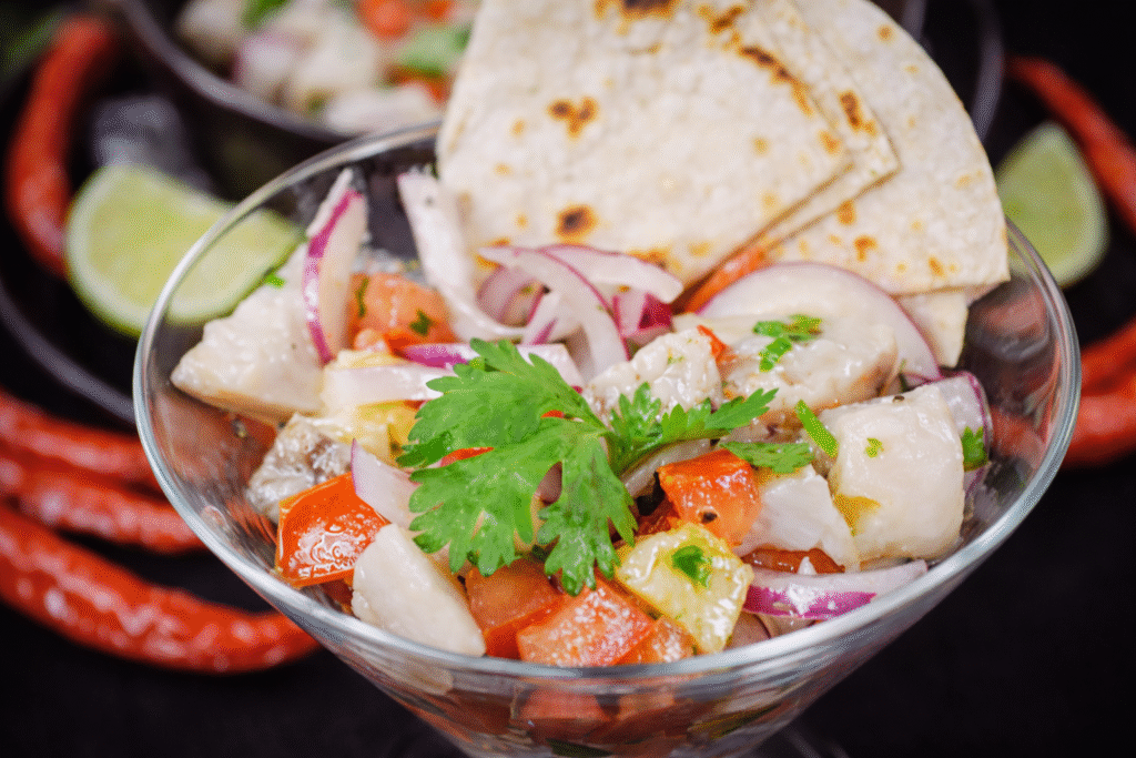 CEVICHE-DE-TILAPIA-NA-TACA-1024x683 Ceviche de Tilápia: Receita Refrescante com Limão, Abacaxi e Coentro