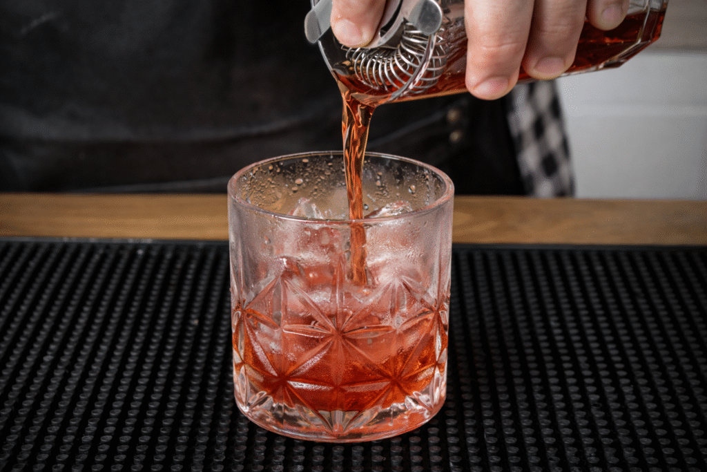 CHEF-PV-SHOW-FAZENDO-O-NEGRONI-MEXIDO-1024x683 Negroni: A História e a Receita do Drink Clássico Mais Famoso com Campari