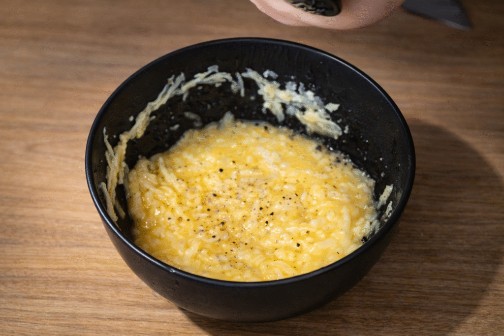 CREME-CARBONARA-COM-OVOS-PIMENTA-E-QUEIJO-PARMESAO-1024x683 Miojo à Carbonara: O Melhor Miojo do Mundo em 10 Minutos