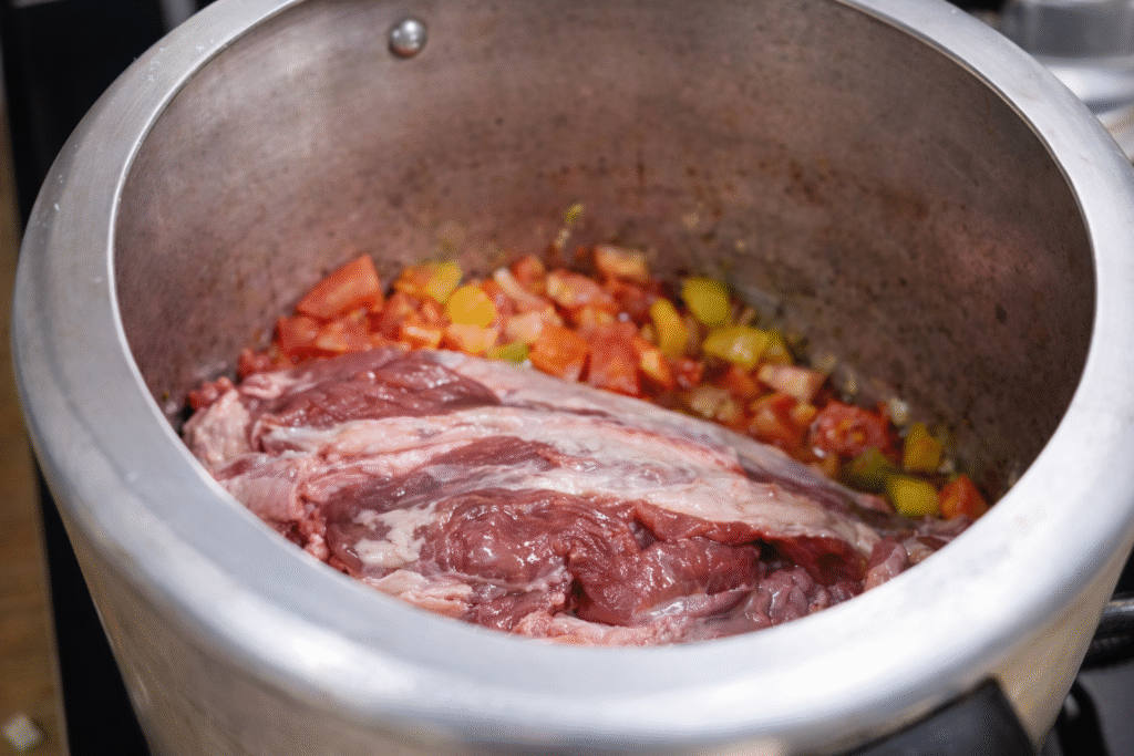 ChatGPT-Image-17-de-mar.-de-2026-10_12_27-1024x683 Maminha na Panela de Pressão com Arroz no Próprio Caldo: Receita Fácil e Saborosa