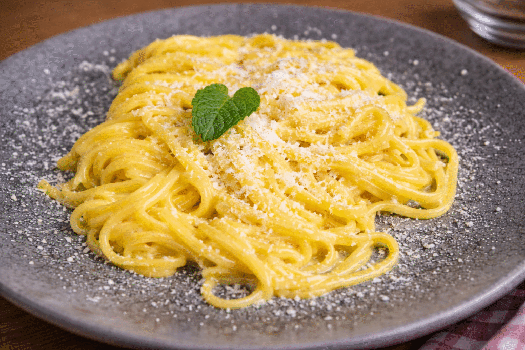 ChatGPT-Image-19-de-mar.-de-2026-10_31_15-1-1024x683 Macarrão Alfredo Simples e Cremoso: Receita Italiana com Poucos Ingredientes